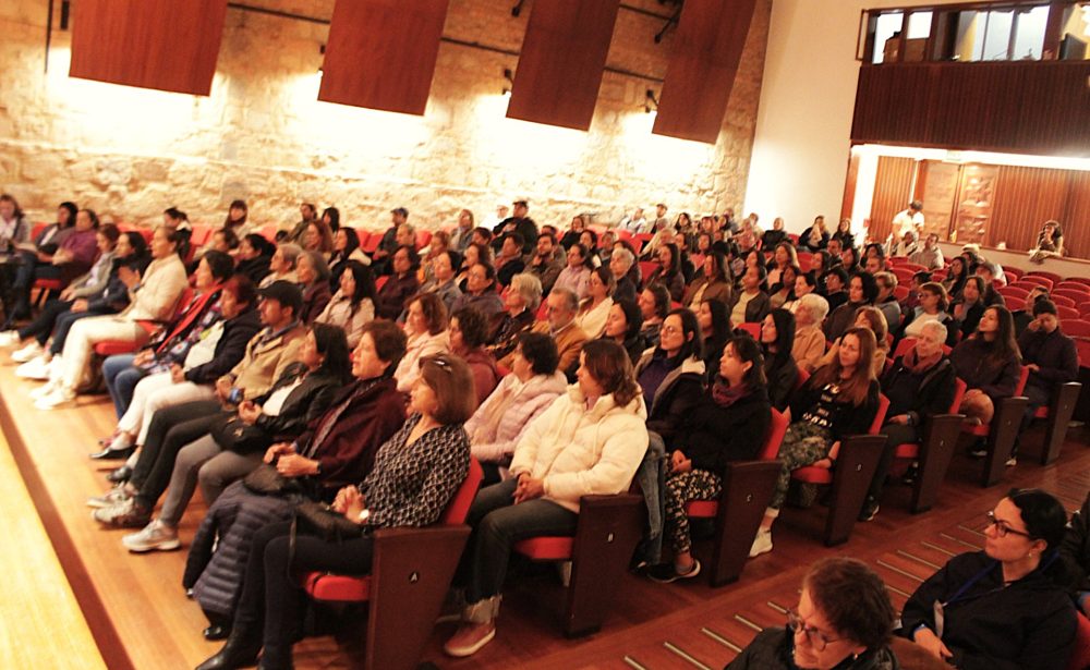 Charla de bienestar ante público
