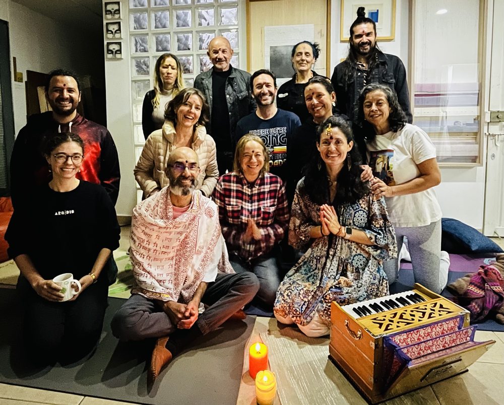 Noche de kirtan en comunidad